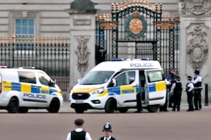 Detuvieron a un hombre en la puerta del Palacio de Buckingham a días de la coronación de Carlos III