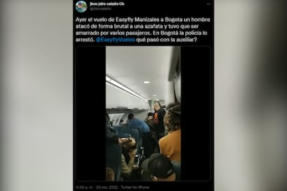 "Un hombre atacó de forma brutal a una azafata y tuvo que ser amarrado por varios pasajeros", escribió un usuario de Twitter junto a un video. (Foto: Twitter @jhoncatano)