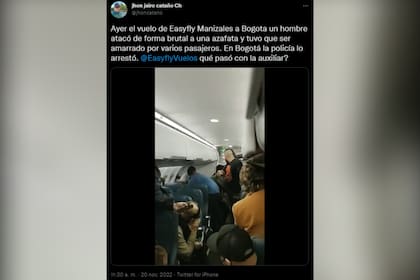 "Un hombre atacó de forma brutal a una azafata y tuvo que ser amarrado por varios pasajeros", escribió un usuario de Twitter junto a un video.  (Foto: Twitter @jhoncatano)