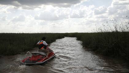 Un hombre atraviesa el canal en una moto de agua