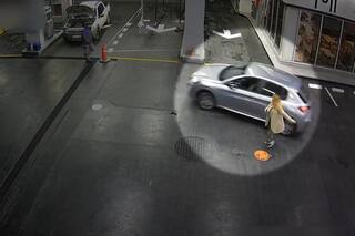 Comió en una estación de servicio, se fue sin pagar y atropelló a dos mujeres al escapar