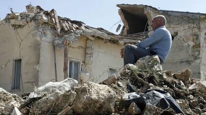 Un hombre aún en shock al día siguiente del terremoto de 2009