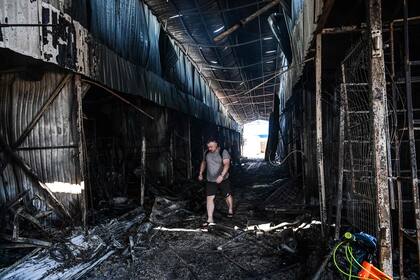 Un hombre camina a través de un edificio destruido en Sloviansk.  (Photo by MIGUEL MEDINA / AFP)