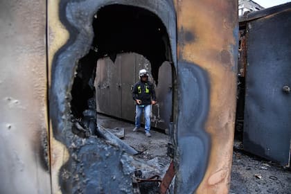 Un hombre camina cerca de la subestación eléctrica dañada en Caracas.