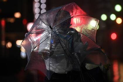 Un hombre camina contra el viento fuerte cuando se acerca el tifón Haishen en Kagoshima, Japón, el 6 de septiembre de 2020