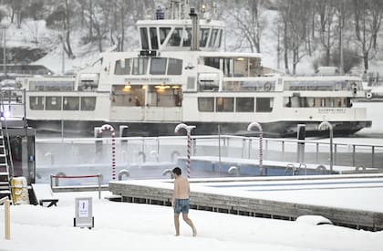 Un hombre camina por la piscina del spa marino Allas Sea Pool, en el sur de Helsinki, Finlandia, el martes 2 de enero de 2024 (Vesa Moilanen/Lehtikuva vía AP)