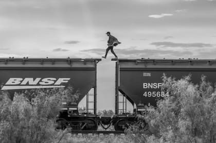 Un hombre camina sobre unos de los vagones de "La Bestia", en Piedras Negras, México