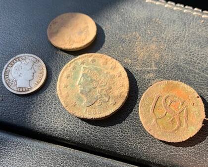 Un hombre caminaba con su detector de metales y se encontró unas monedas muy valiosas