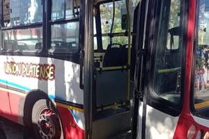 Un hombre cayó debajo del colectivo en movimiento al que intentaba subir en La Plata. (O2221.com.ar)