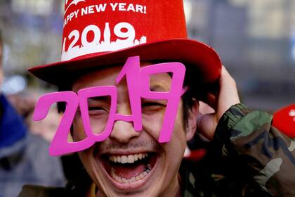 Un hombre celebra el año nuevo en Tokio, Japón