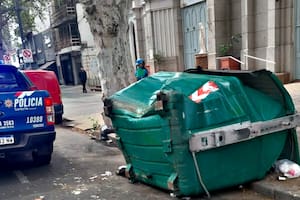 Un conductor intoxicado chocó contra un auto estacionado y un contenedor de basura frente a una parroquia