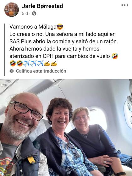 Un hombre compartió en su cuenta de Facebook el insólito momento que vivió a bordo de un avión