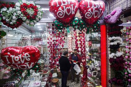Un hombre compra regalos del Día de San Valentín en una tienda en la capital de Irak, Bagdad
