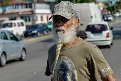 Un hombre con barba se para en una calle de La Habana, el 16 de julio de 2019