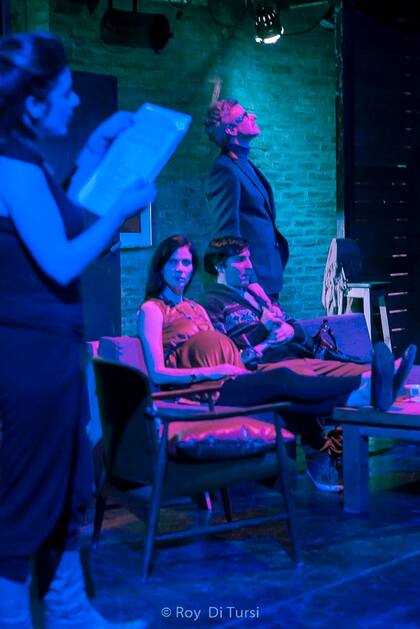 Ana leyendo su texto