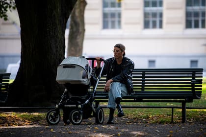 Un hombre con su bebé en el parque Humlegarden, en Estocolmo