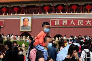 China revoluciona su política de natalidad y permitirá tener tres hijos