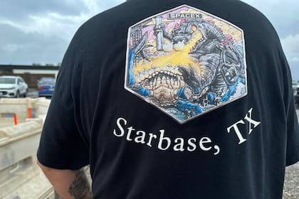 Un hombre con una camiseta con el nombre de Starbase, la nueva ciudad de Elon Musk ubicada enTexas.
