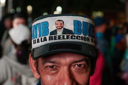 Un hombre con una gorra en apoyo a la reelección de Bukele