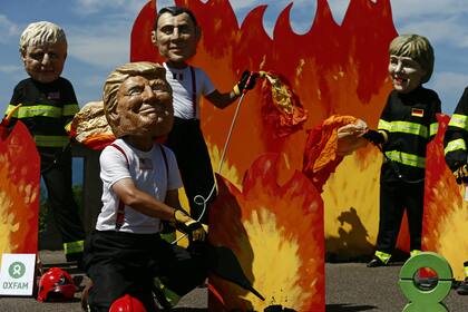 Un hombre con una máscara del presidente Donald Trump se une a otros "líderes mundiales" durante una protesta por el Amazonas antes de la cumbre del G-7 en Biarritz, Francia, el viernes 23 de agosto de 2019