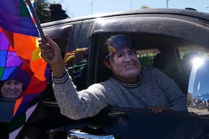 Un hombre con una máscara que representa al expresidente Evo Morales participa en una caravana hacia las oficinas del Tribunal Electoral en El Alto, Bolivia, el viernes 16 de mayo de 2025