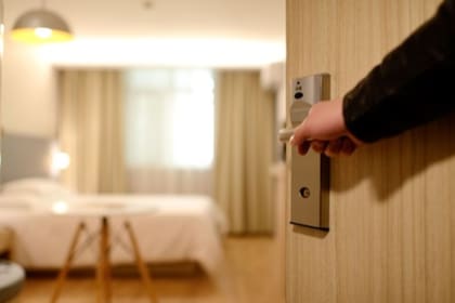 Un hombre contó en sus redes sociales que entró en pánico cuando se encontró con un desconocido en el baño de la habitación del hotel donde se hospedaba