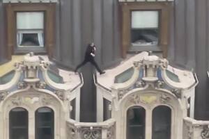 Un hombre corrió por los techos de un rascacielos de Nueva York en traje y zapatos