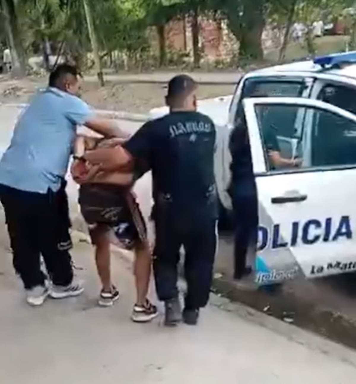 Um homem estrangulou sua parceira e cortou a garganta de seu filho antes de seu aniversário Um homem estrangulou sua parceira e cortou a garganta de seu filho antes de seu aniversário