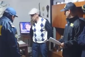 Arrestaron por intento de homicidio al hombre que había golpeado en una camilla a un joven gravemente herido
