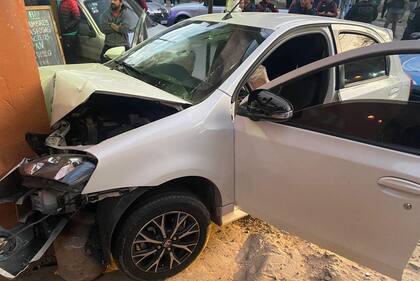 El vehículo usado por los delincuentes se estrelló tras una persecución en Villa Lugano