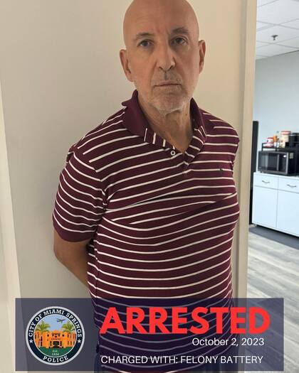 Un hombre de 64 años le aventó café caliente a una empleada porque no le gustó el cambio