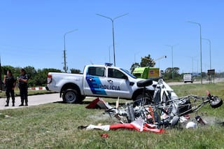 Un avión ultraligero se enganchó en cables de alta tensión y se estrelló en La Plata