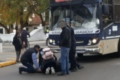 Un hombre de 70 años fue atropellado por un colectivo mientras cruzaba la calle en Mendoza