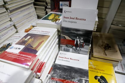 "Un hombre", de Juan José Becerra, ganó el
Premio de la Crítica