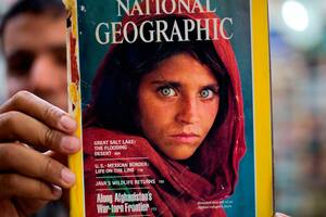 Italia evacuó de Kabul a la “niña afgana” de la icónica portada de National Geographic