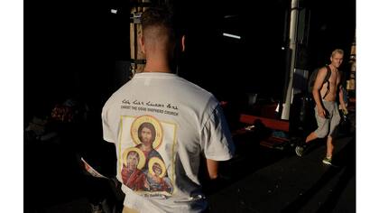 Un hombre de una iglesia lleva su solidaridad al refugio de los sin hogar en el centro de Sidney