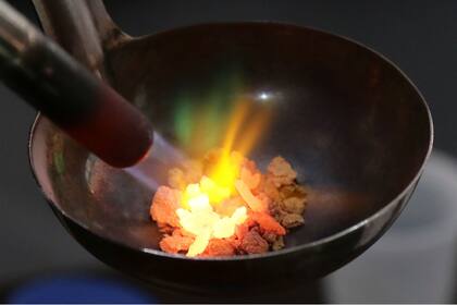 Un hombre derrite oro en su taller en Puerto Ordaz, Venezuela
