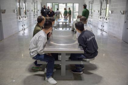 Un hombre dijo que fueron obligados a comer como "perros" con las manos esposadas