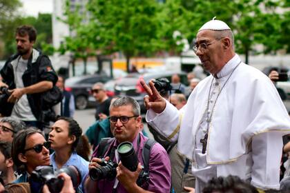 Un hombre disfrazado de Papa Francisco apareció en la escuela donde votó el candidato presidencial Alberto Fernández en Puerto Madero