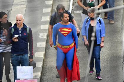 Un hombre eligió el traje de Superman para lucir en la marcha