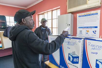 Un hombre emite su voto en un colegio electoral, en Soweto en Johannesburgo, Sudáfrica, el 29 de mayo de 2024.