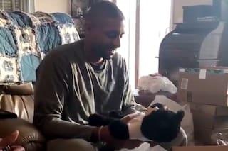 Le regalaron un oso de peluche que reproduce la voz de su mamá fallecida