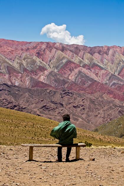 Un hombre en la Quebrada de Humahuaca, ante el silencio de la naturaleza