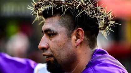 Un hombre en México representa a Jesús con la corona de espinas en Ciudad de México