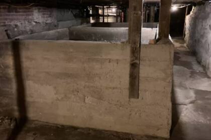 Un hombre encontró extrañas construcciones en su casa nueva