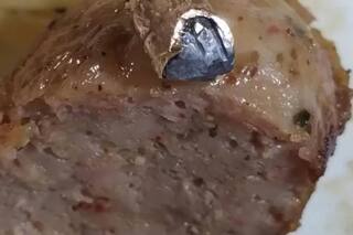 Hizo un asado al horno para comer con su familia, cortó un chorizo, lo masticó y encontró una bala dentro