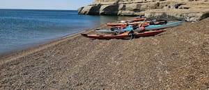 Ofrecía paseos gratis en kayak en Puerto Madryn, llevaba a mujeres a playas aisladas y abusaba de ellas