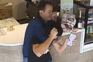 Rosario: entró a pedir comida, robó dinero y un empleado lo enfrentó