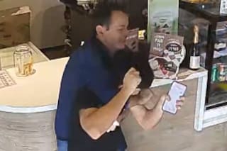 Rosario: entró a pedir comida, robó dinero y un empleado lo enfrentó