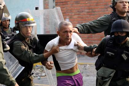 Un hombre es arrestado por las fuerzas de seguridad en Urena, Venezuela, el 23 de febrero de 2019.